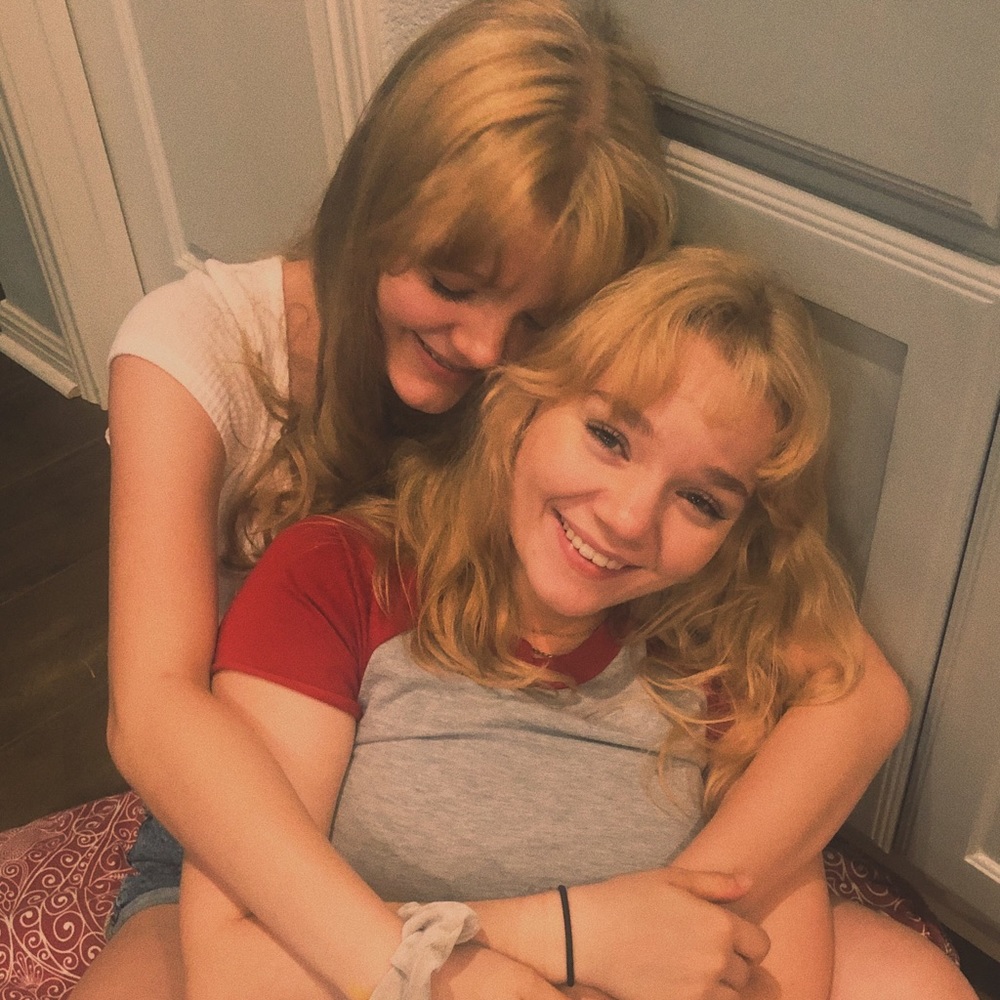 Meet your Poshers, Morgan & Maddie!! :)